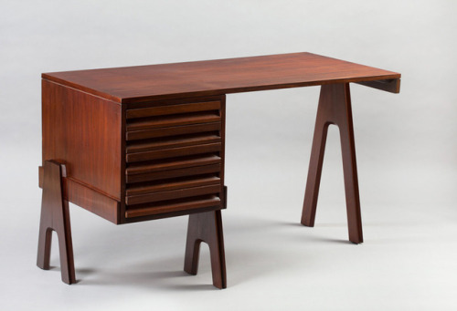 Angelo Mangiarotti, desk, 1955. Mahogany. Italy. MAK Köln / Photo RBA Marion Mennicken