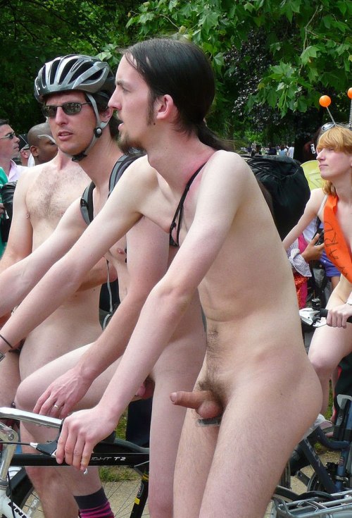 nu-en-groupepublic-nudity: Zigounette pointée
