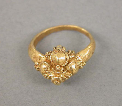 gemma-antiqua:Javanese gold ring, dated to the second half of the 8th century to the second half of 