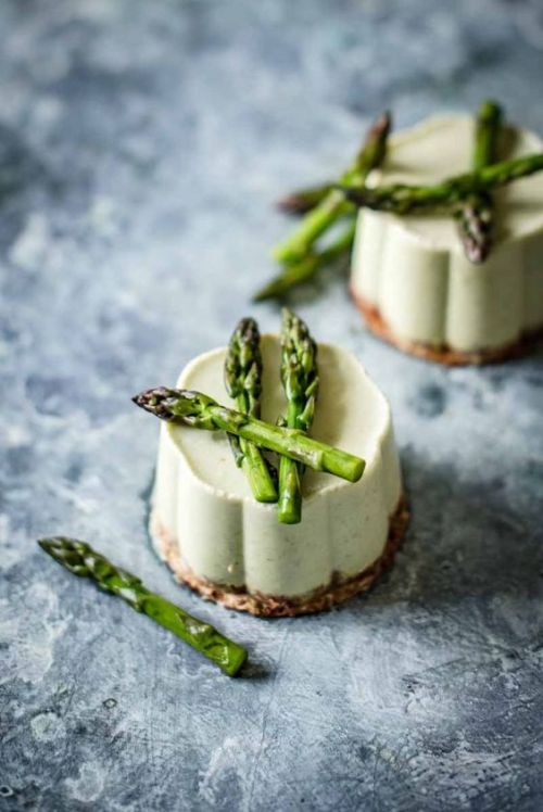 ASPARAGUS AND RICOTTA PANNA COTTA Follow for more recipes INGREDIENTS:BACON AND ALMOND CRUMB&fra