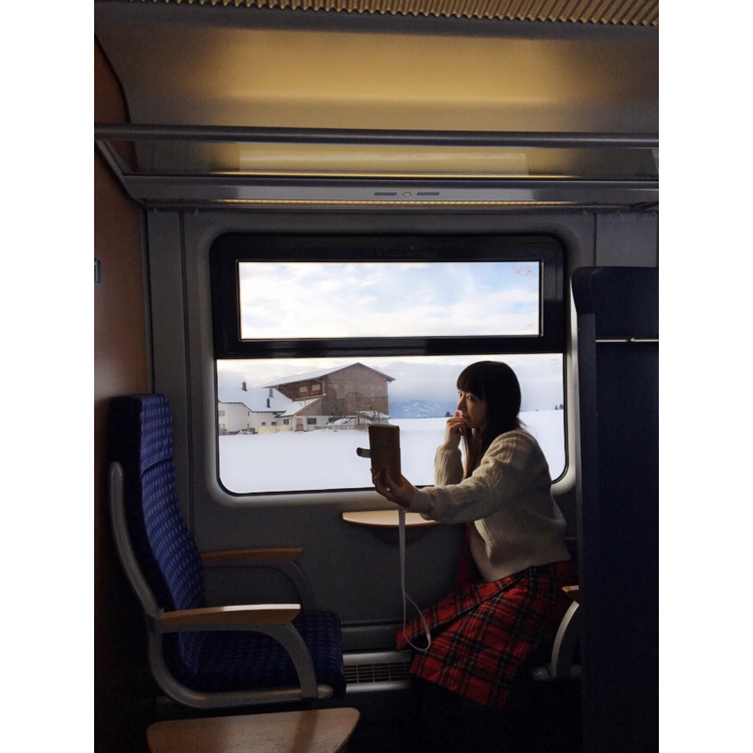hadouken33ver-2:  yuihorie_official冬休みドイツスペシャル♪ドイツの車窓から…ということで、電車の中で自撮りの写真♪あと、自撮りをしているところを今野さんが撮ってくれた写真です♪窓からの眺め、本当に素敵でした〜♪お家萌え♪