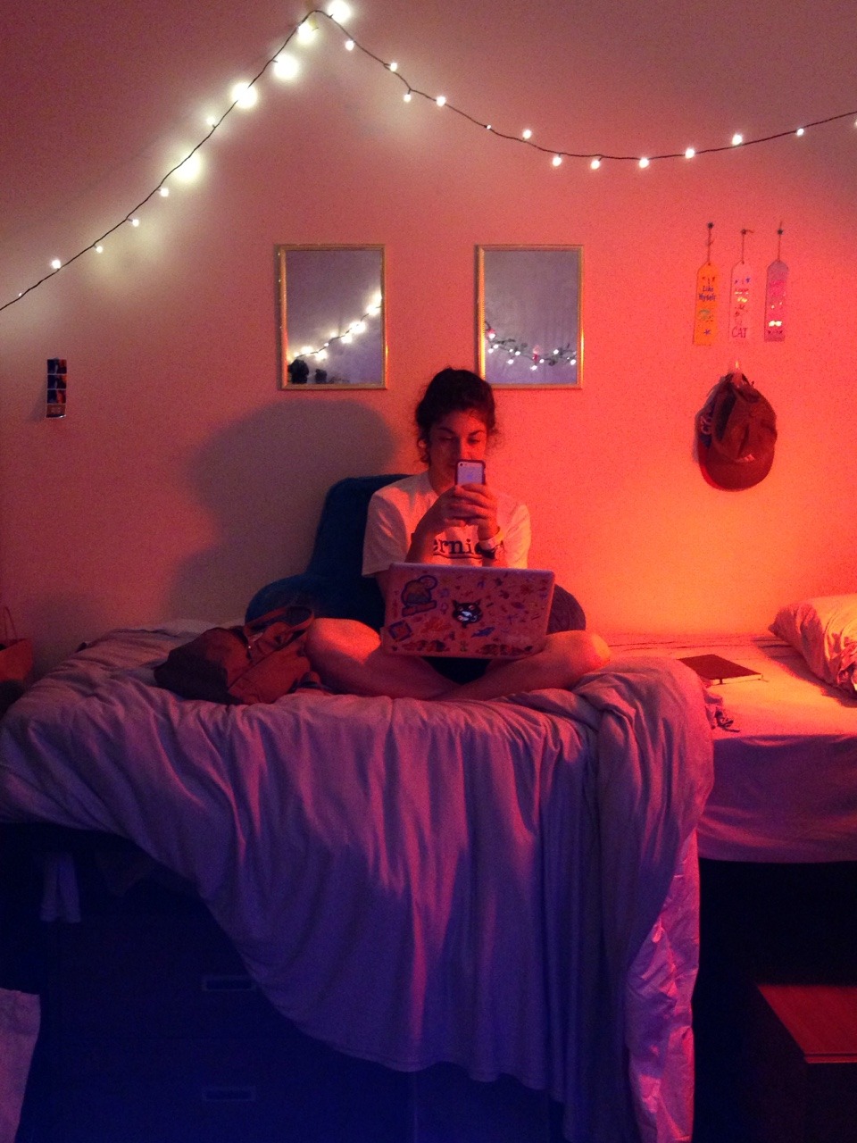 vijuals:  2 girls chillin 