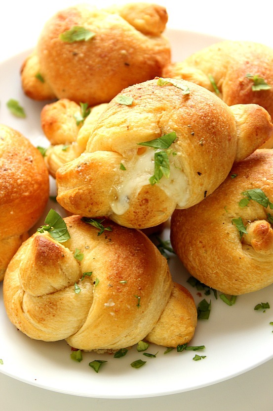 guardians-of-the-food:  Stuffed Garlic Knots 