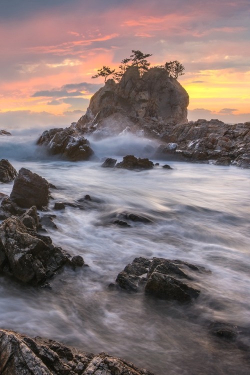 Roaring waveby jae youn Ryu