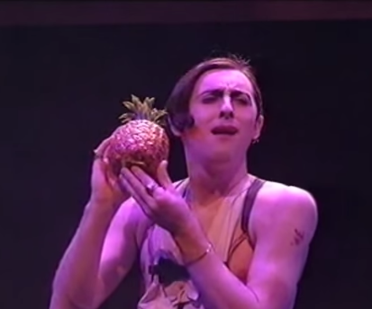 leben-oder-theater:alan cumming posing seductively with a pineapple#the most important theatre momen