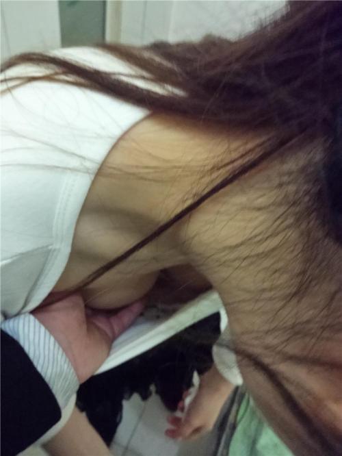 chinagoodlover:  相约情人家，情人口交后入  妹子在意商店做导购，经常去买东西，认识了，发展为小情人，满足约炮而已，男人去了外地也很饥渴，一月前，想谈甚久，去妹子住的地方，很乱，说冷不