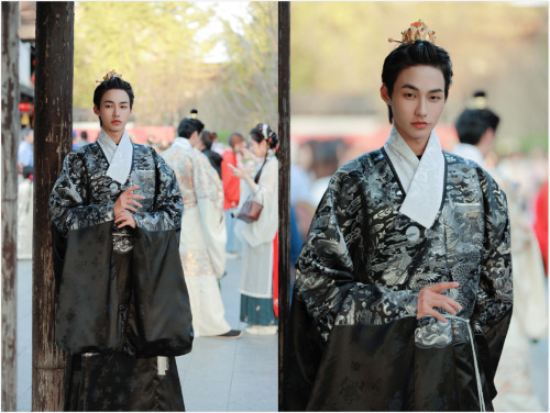 ziseviolet:hanfugallery:chinese hanfu by 逸仚居This type of hanfu is called mangpao/蟒袍 (lit. “python ro