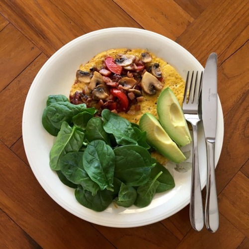 Omelette with mushrooms, bacon, capsicum, baby spinach + avocado