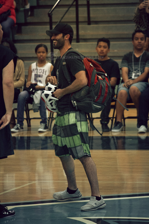 ellensamaphotos: Tyler Hoechlin Arrives I seriously thought he was wearing a kilt. Someone needs to 