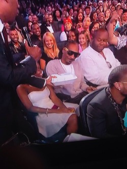 billyblanks:  snoop dogg high as fuck at the bet awards getting food brought to him no fucks givin  Hahhahah