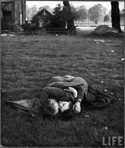 cosmosonic:  Amer. soldier &amp; his English girlfriend blissfullly embracing on lawn in Hyde Park, one of the favorite haunts of G.I.s based in England. 
