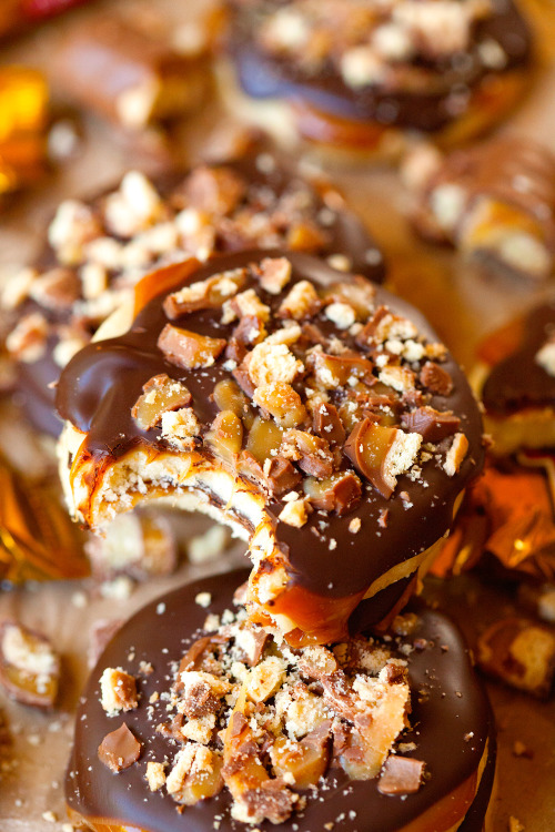 sweetoothgirl:    Twix Cookies   