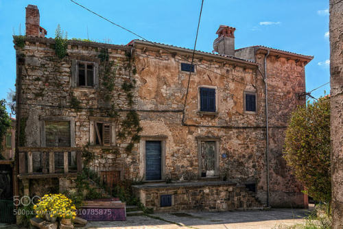 Old house in Labin by staerz