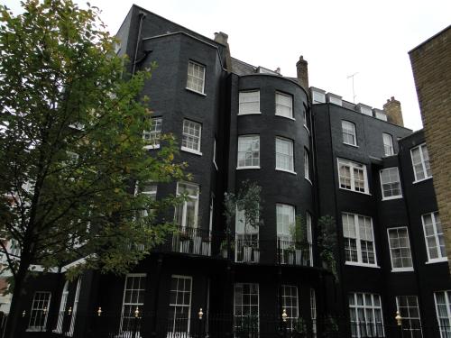 evilbuildingsblog:  9 Curzon Place, London – Harry Nilsson’s top floor apt where Keith Moon and Mama Cass died