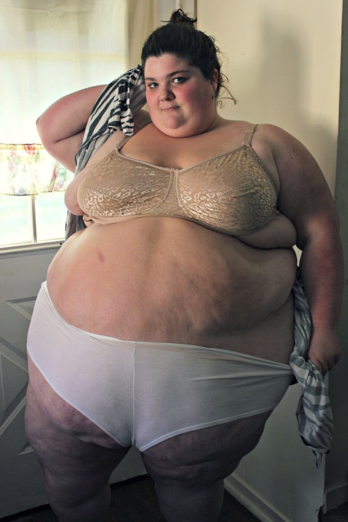 fabulousandthick: bigbellyg: 574 lbs and loving it!!!! I love it too your belly is gorgeous!! Super 