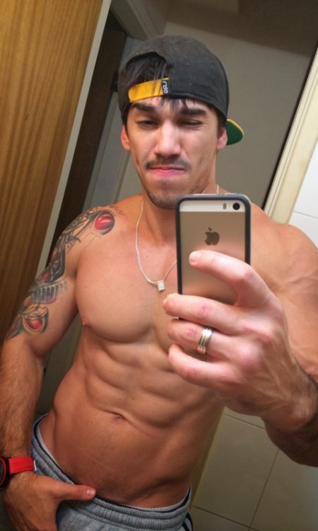 rodyrico:  vergasyfetichesgay:  Diego Mineiro, sexy macho brasileño con una imponente vergota!  …Para ver mas latinos vergones entra a  vergasyfetichesgay    Que ricura, guauuuuu
