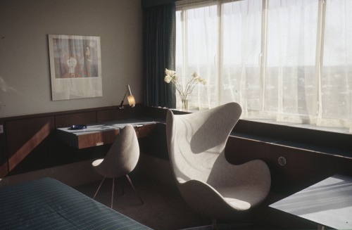 Arne Jacobsen, interior design of the SAS Royal Hotel Copenhagen, 1958-60. Unknown photographer. Via