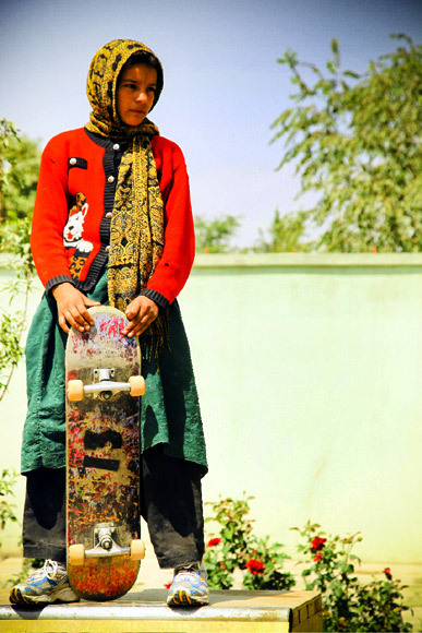 afghanistaninphotos:  Girls skating - Afghanistan (x)   Way to go ladies