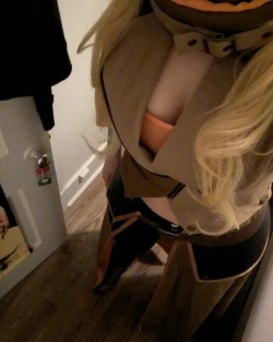 Almost ready for comiccon 🔥🔥🔥 Strap on your boots Blake 💛🐝🖤 #montrealcomiccon #rwby #rwbycosplay #yangxiaolong (at Montreal, Quebec)