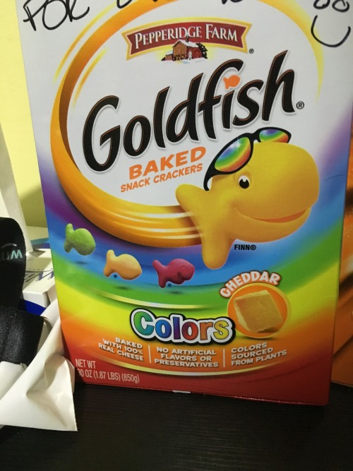 Goldfish, Y U HAVE RAINBOW COLORS ON BOX IF U NO HAVE RAINBOW COLORS ON FISH? FUK U