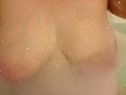 nflgirl81:  More bubbles and a little peeking.