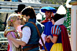 go-away-to-disneyland:  Rapunzel and Flynn (por Jennie Park Photography) 