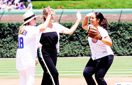 itspiperchapman:Taylor Schilling, Kate Mulgrew, and Dascha Polanco at Wrigley Field. (x)Cubs always 