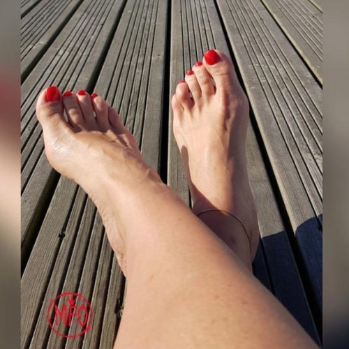 @milf.feet.obsession #pies #pied #pieds #piedini #pés #pezinhos #barefoot #feet #foot #wrinkl