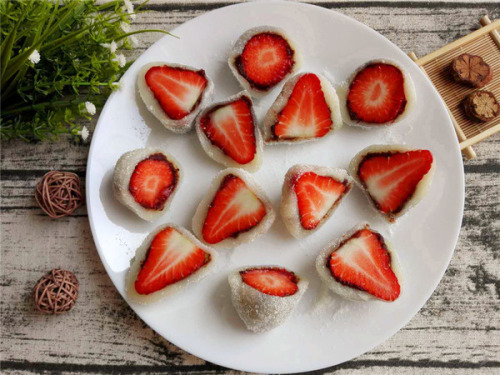 DIY Strawberry Mochi / Strawberry DaifukuStrawberry Mochi or Strawberry Daifuku is very popular Japa