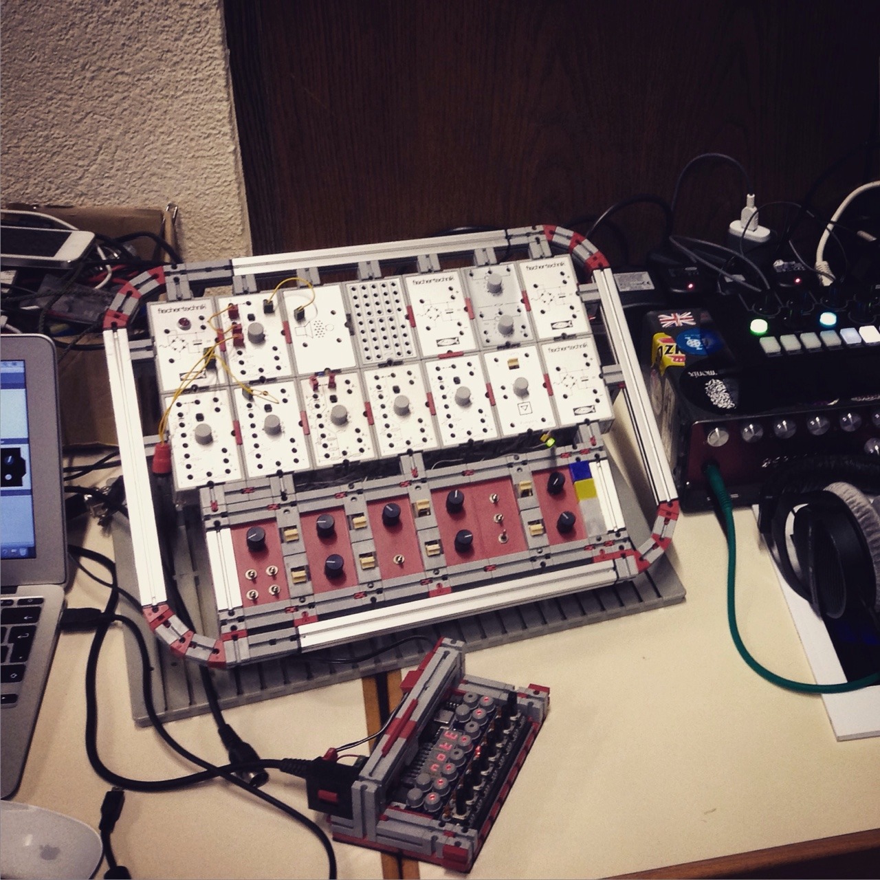 tuesdaynightmachines:  Some pictures from the “Happy Knobbing 2015” modular synth