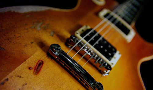 letthemysterybe:  Slash’s 1987 Les Paul.   Photo by Lisa Johnson. 