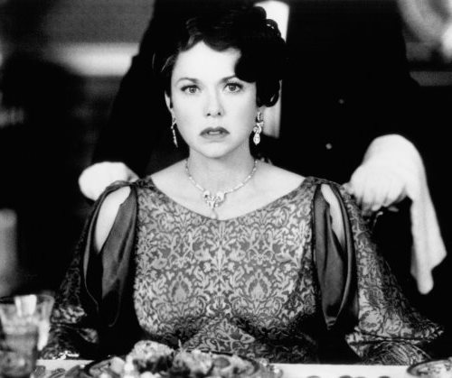 AnnetteBening as Queen Elizabeth Woodville in Richard III (movie, 1995)