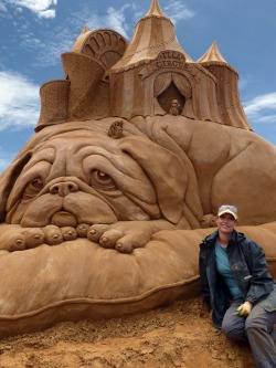 archiemcphee:  These awesome sand sculptures are the work of Utrecht, Netherlands-based artist Susanne Ruseler. The sand tableaus she creates are enormous and astonishingly detailed. She travels all over the world creating her beautiful, ephemeral sculptu