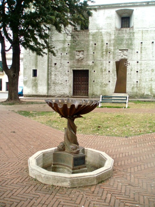 Fuente de metal seco, plazuela, Colonia del Sacramento, 2007.