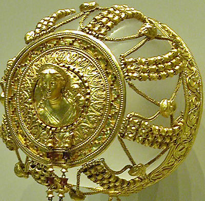 Golden hairnet,probably owned by a wealthy Ptolemaic noblewoman, it belongs to an ensemble that incl