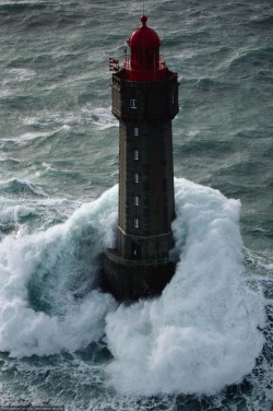 One of those infamous storms on the Iroise Sea happened on 21 December 1989. A front of low pressure coming from Ireland brought gale force winds and huge waves of 20 to 30 metres high which crashed spectacularly against the lighthouse. The waves smashed