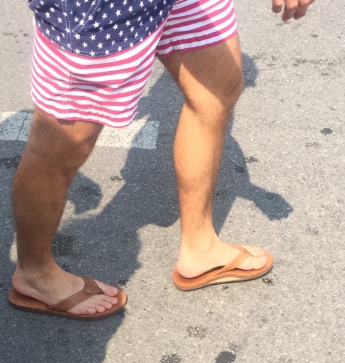 chiguylkv: Hot straight dude in Wriggleyville today ! Fucking HOT feet and toes!!!!