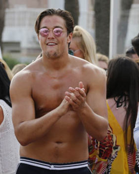 fat-male-celebrities:  Such a soft and round peer shape 