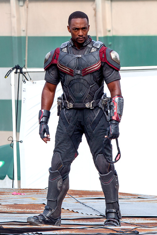 samtalksfunny: celebritiesofcolor: Anthony Mackie filming “Captain America: Civil War”.I