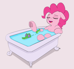 pabbley: Panks enjoying a nice bath with gummy. Topic was “Pones washing their pets!”  D’aww x3