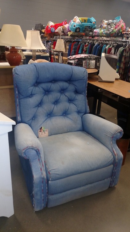 worsethanmanyfairies:shiftythrifting:The denim recliner. Why these never took off astounds me….#JOFA