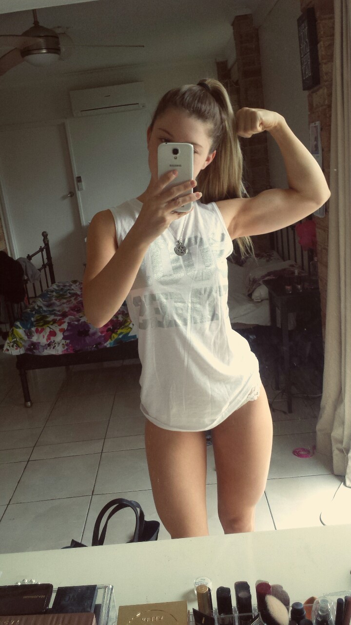 jaydeyfit:  Nothing beats rolling out of bed and taking selfies. Makes your confidence