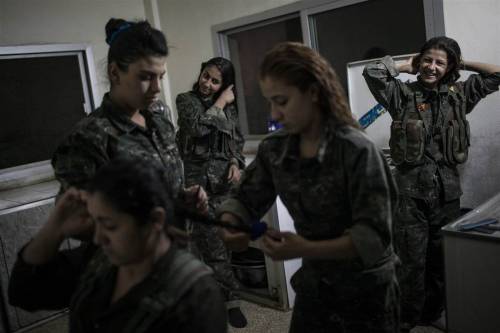 fnhfal:Kurdish female fighters