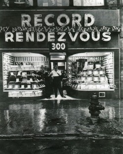 daintycollarbone:  Record Rendezvous