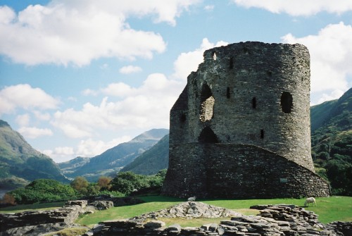 sowhatifiliveinasmalltowninjapan: My former life… Dolbadarn Castle, Gwynedd, Wales (fli