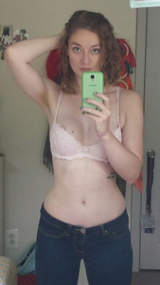 achselhaare:  nakedpresident:Little nippage and underarm hair for work #modernwoman  www.dont-shave.com