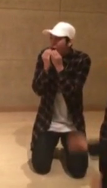 kmyoujn: poor quality but Youjin with cold hands is so cute