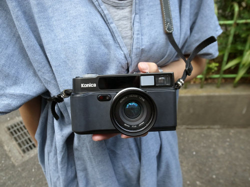 tokyo-camera-style:  Outside Totem Pole Photo Gallery, Shinjuku Konica Hexar 