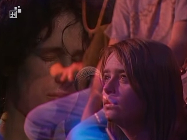 earth-oddity:  Look at this girl in the audience watching Jeff Buckley perform Lilac