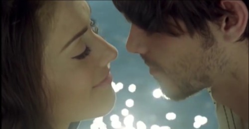 deadinthedaisies:  Cool- Gwen Stefani  My favorite music video.